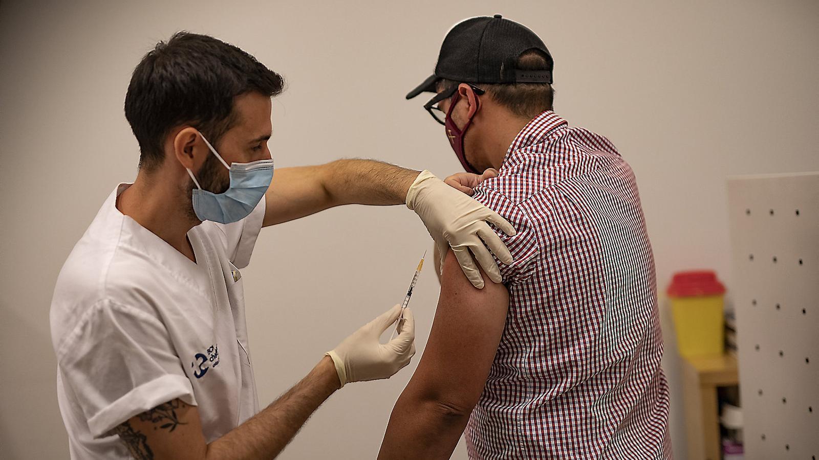 A man vaccinating himself yesterday against monkeypox at a vaccination point in Barcelona.