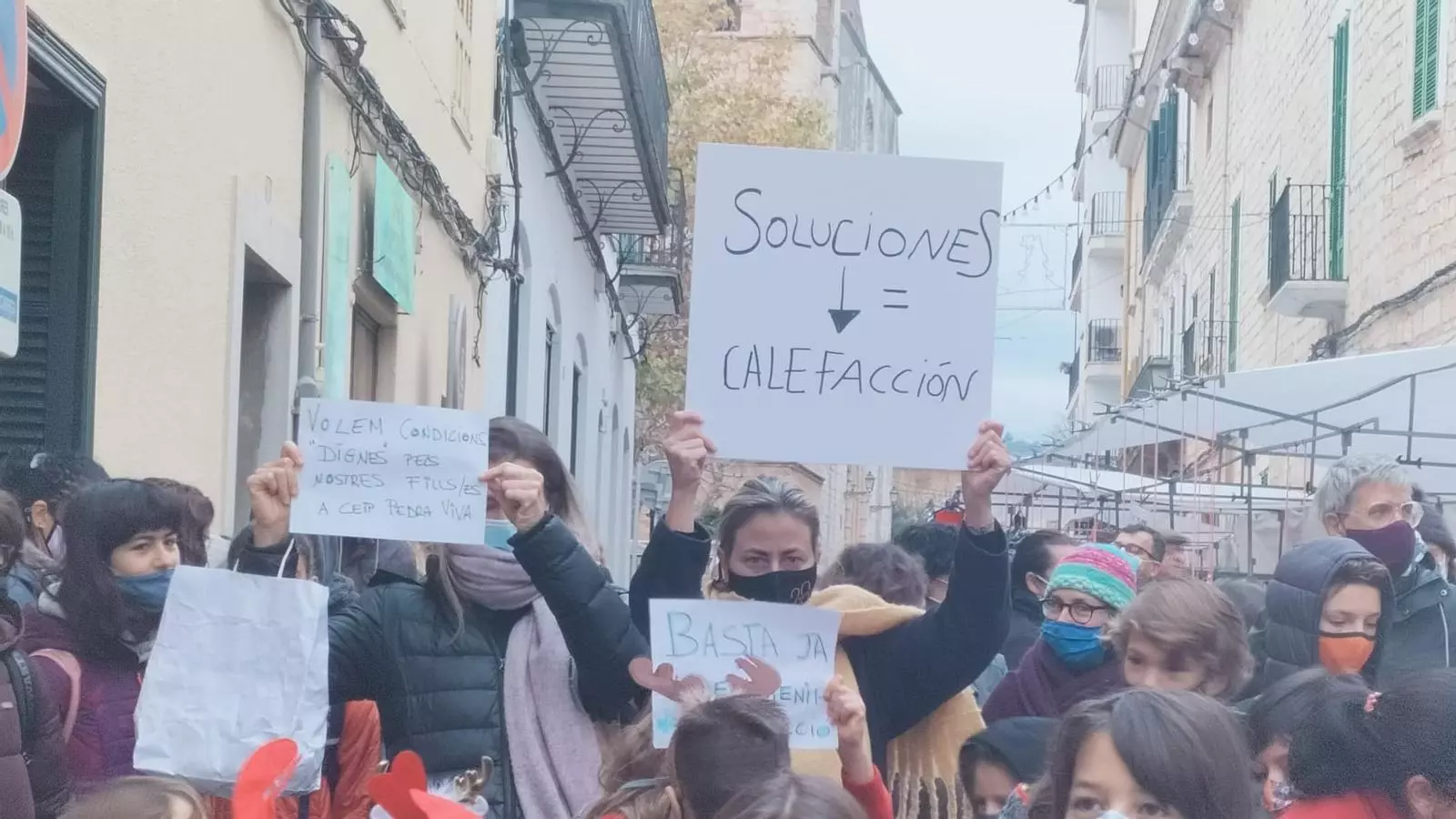 Famílies del CEIP Pedra Viva es manifesten davant l'ajuntament de Binissalem