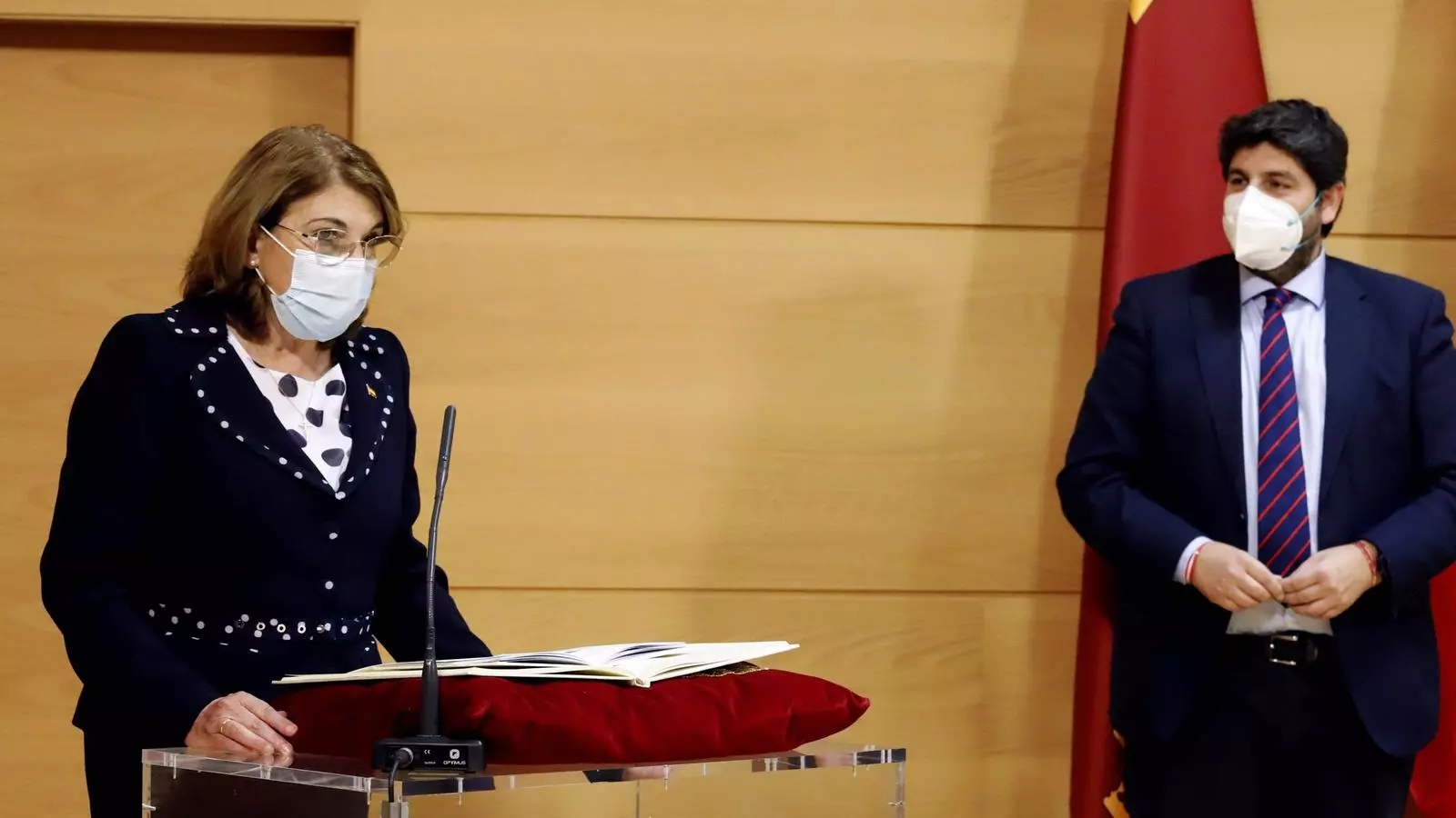 La nova consellera d'Educació i Cultura, Mabel Campuzano, jura el seu càrrec davant el president de la Regió de Múrcia, Fernando López Miras