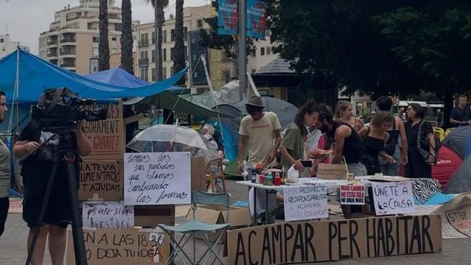 Das Zeltlager für den Wohnraum in Palma geht weiter und koordiniert sich, um dem Regen zu trotzen