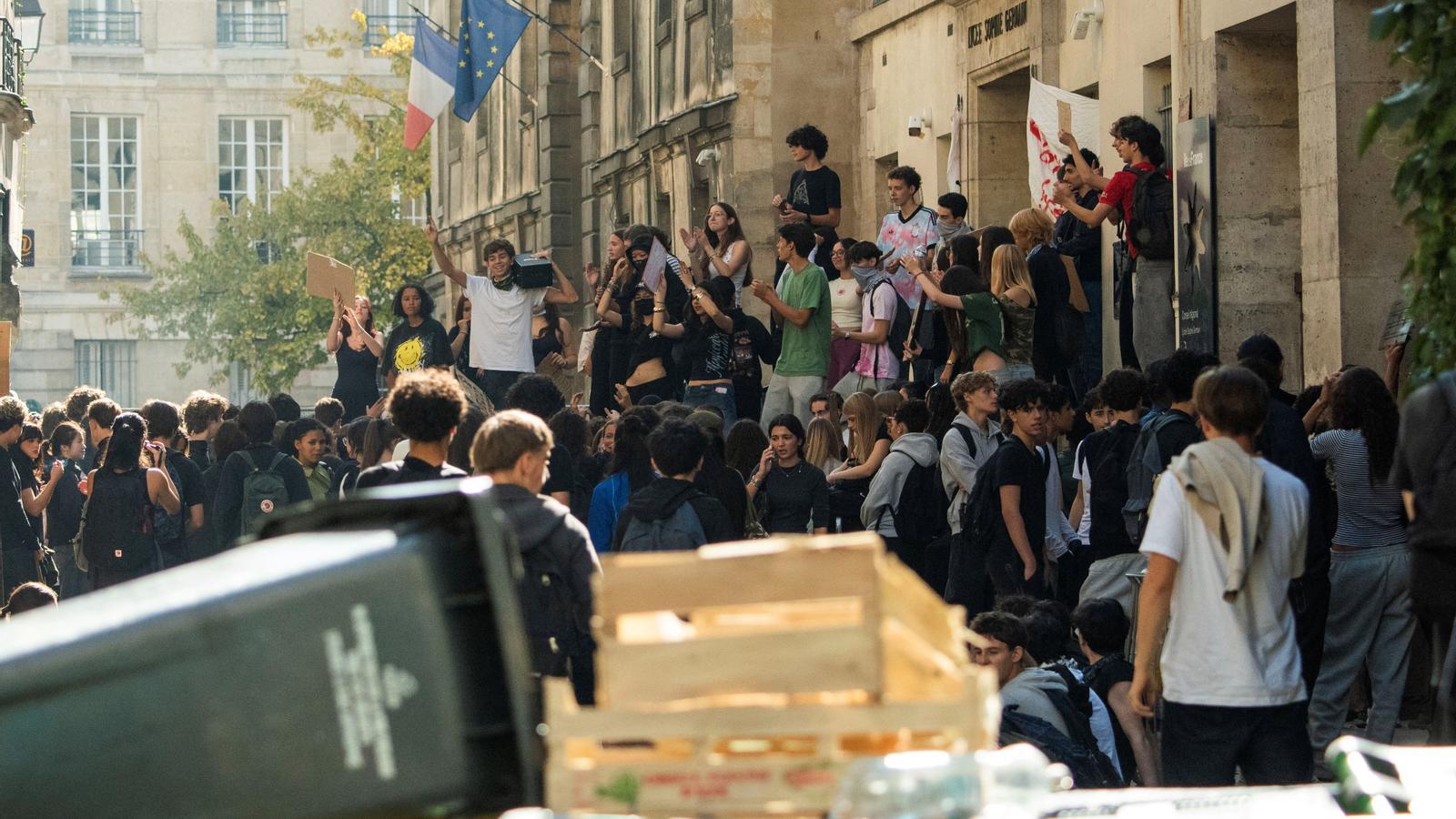 Estudiantes de secundaria franceses se concentran delante del liceo Sophie Germain, en París, este lunes.