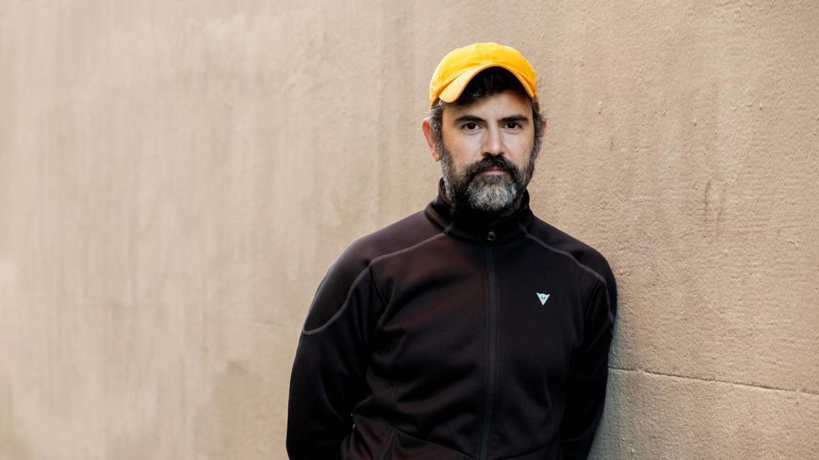 Pau Roca delante del teatro Borrás