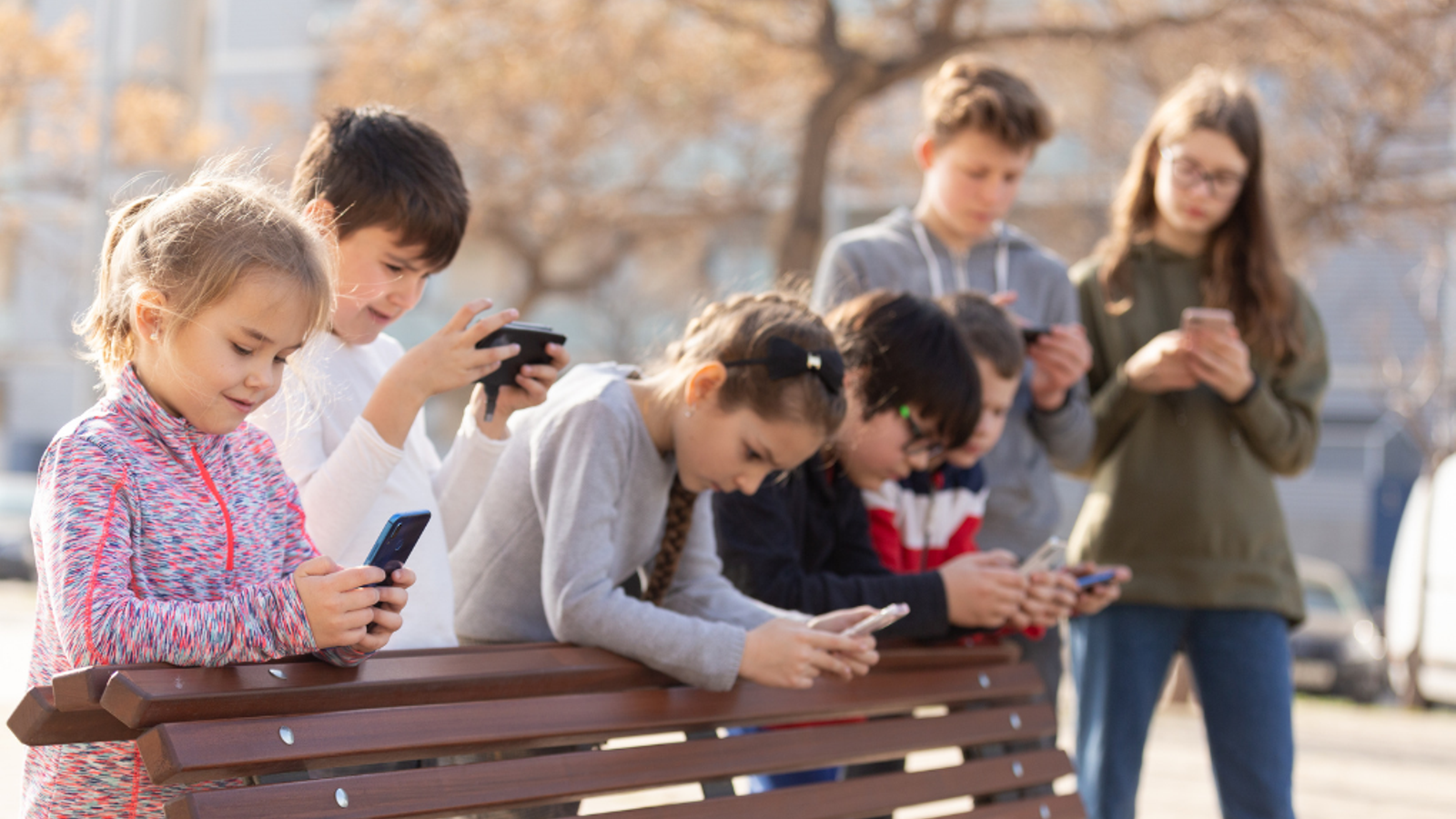 Menors utilitzant els mòbils