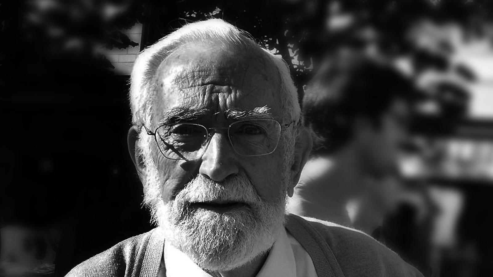 Ramon Folch i Camarasa (1926-2019) es autor de un centenar de títulos de teatro y narrativa. A la derecha, el cómic de Massagran y el libro original del padre.