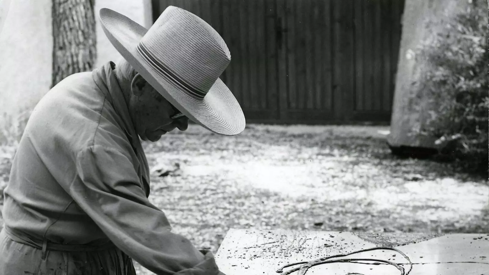 Joan Miró treballant en una de les seves obres a la població francesa de Saint-Paul de Vence el 1973.
