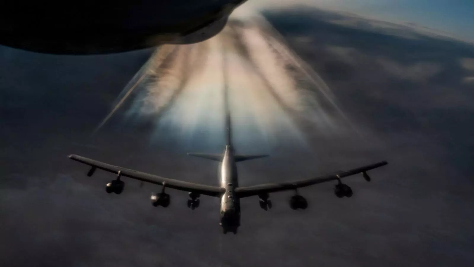 Un avió KC-135 Stratotanker de les Forces Aèries dels Estats Units abasteix un bombarder B-52H Stratofortress  camí  de l'Operació Epic Fury contra l'Iran