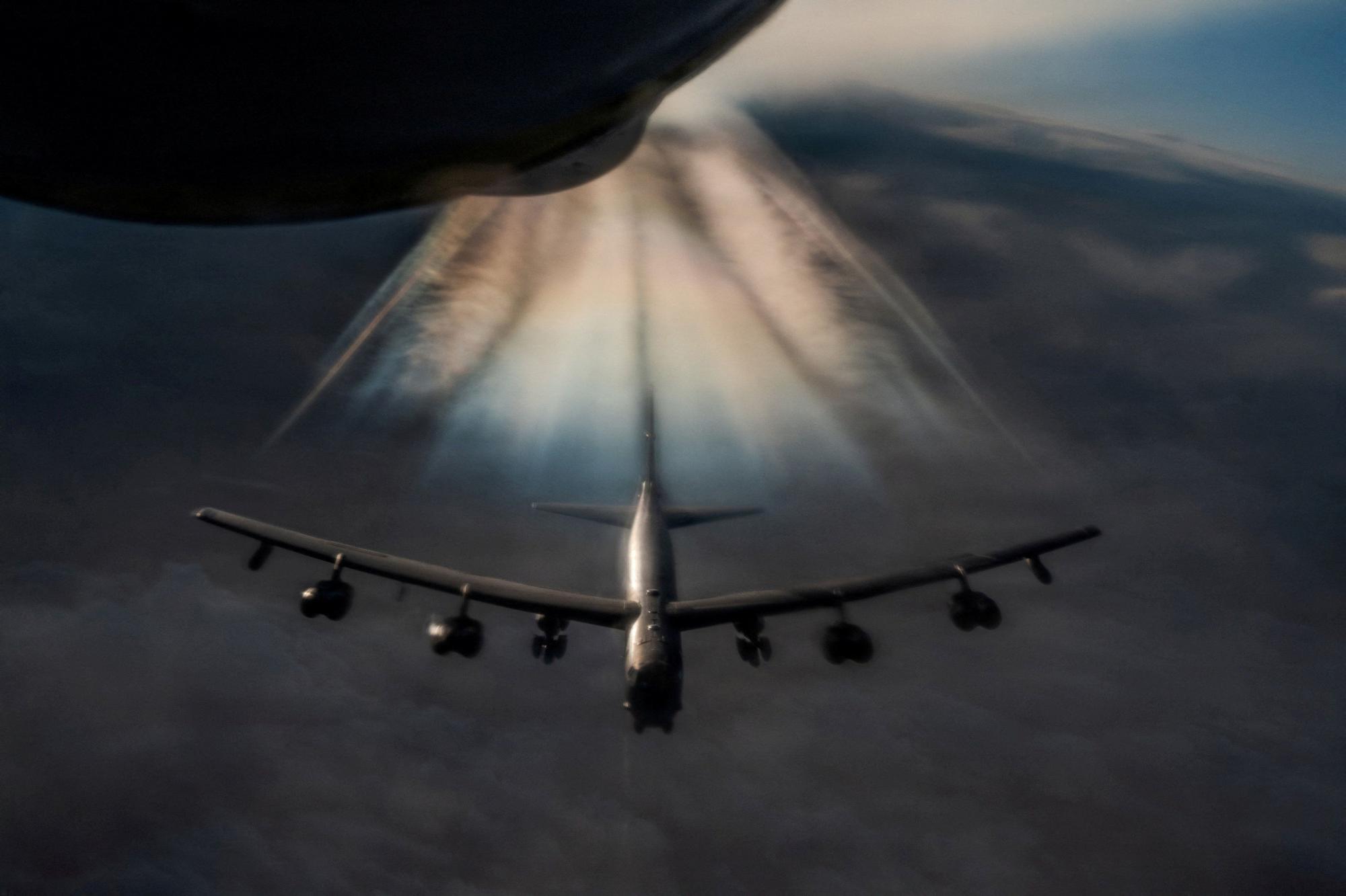 Un avió KC-135 Stratotanker de les Forces Aèries dels Estats Units abasteix un bombarder B-52H Stratofortress  camí  de l'Operació Epic Fury contra l'Iran