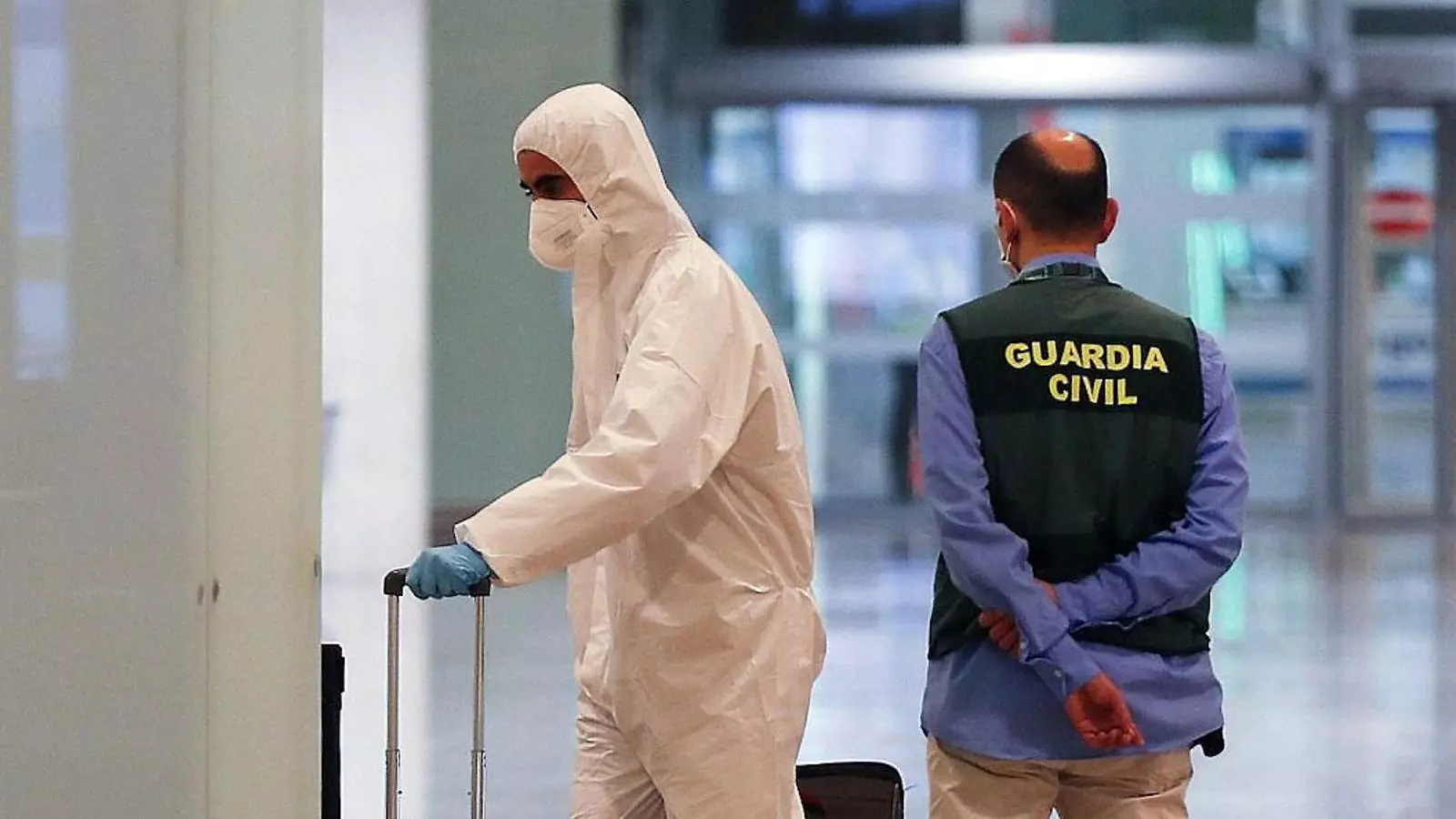 Viatgers procedents d’Amsterdam arribant a l’aeroport del Prat a Barcelona. A partir d’ara hauran de fer quarantena.