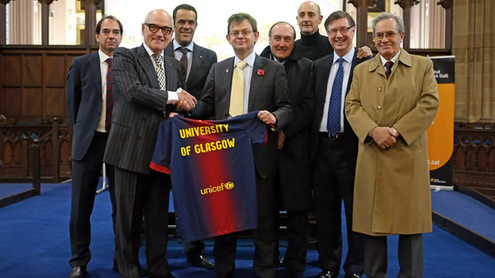 Carles Vilarrubí ha lliurat una samarreta al rector de la Universitat de Glasgow