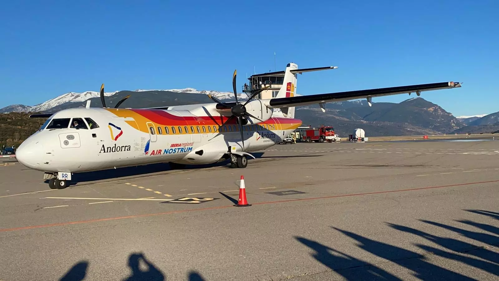 Primer avió de la línia regular Madrid - La Seu que aterra a l'aeroport urgellenc, aquest divendres.