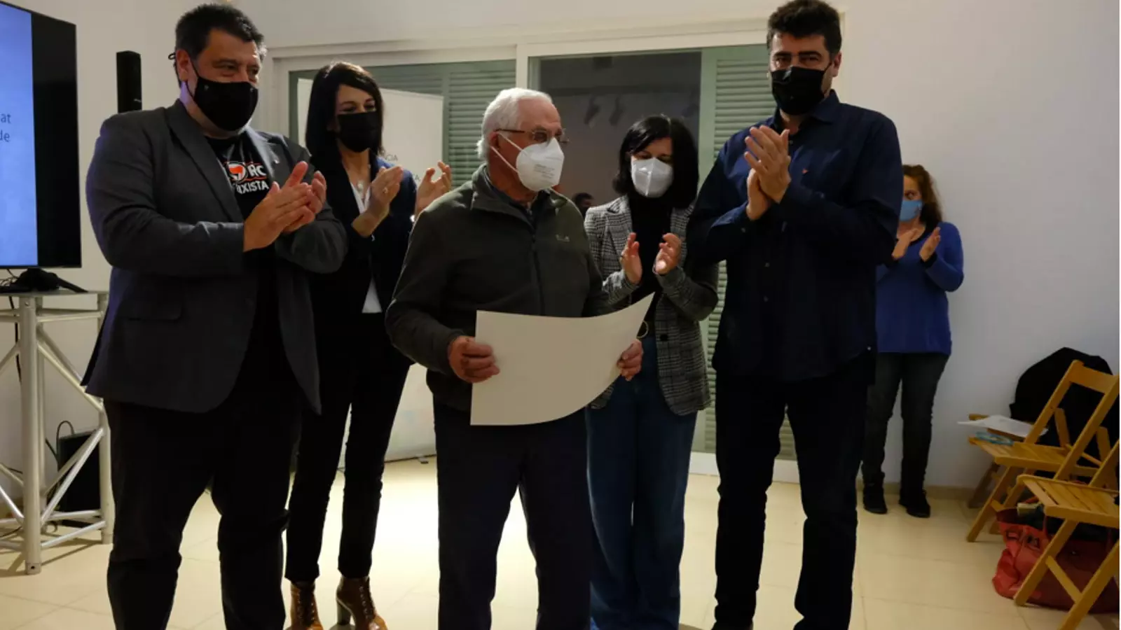 Moment de l'entrega del certificat de víctima del franquisme