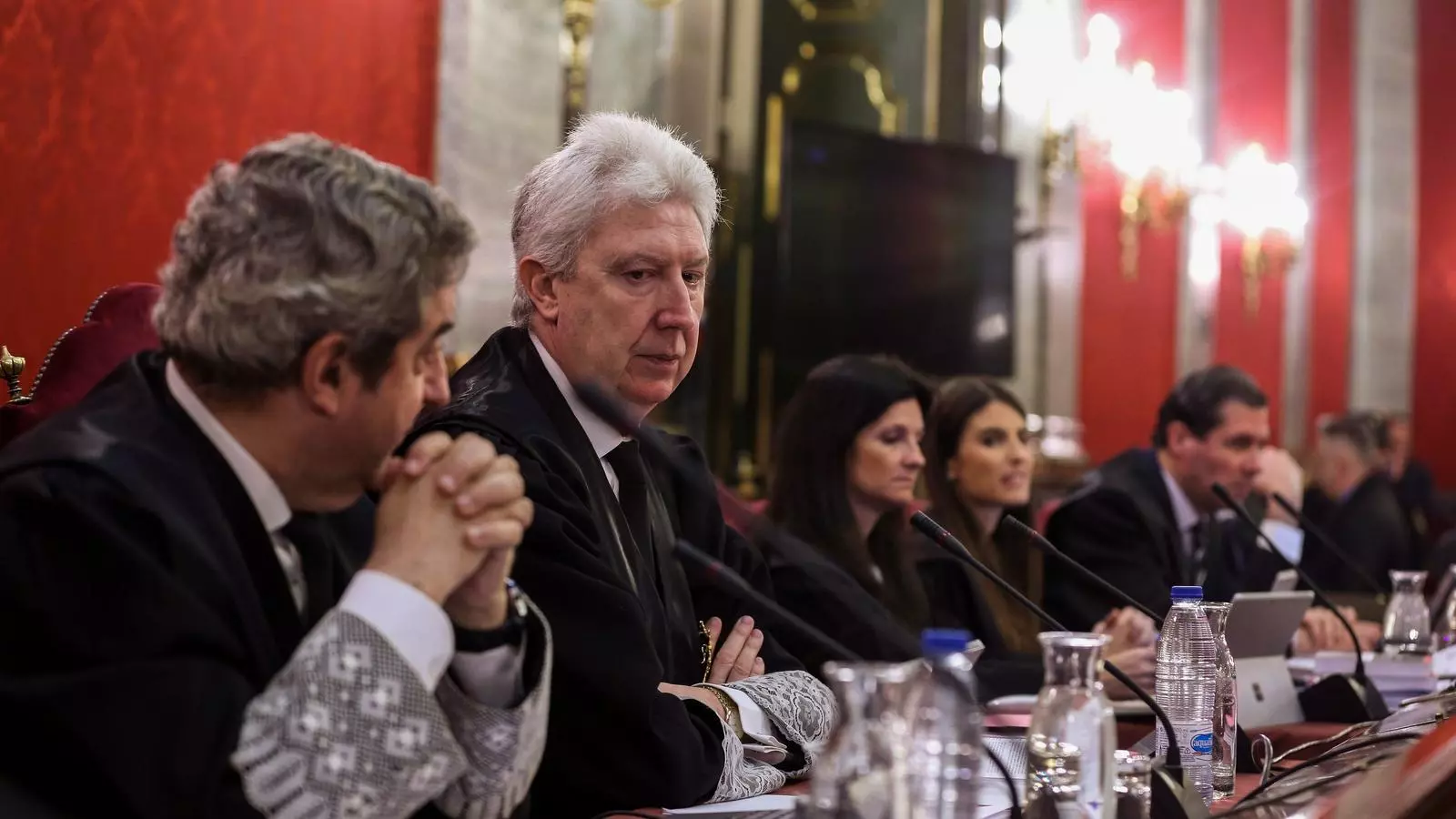 Els fiscals Javier Zaragoza (e) i Fidel Cadena (d), durant la primera sessió del judici al Procés