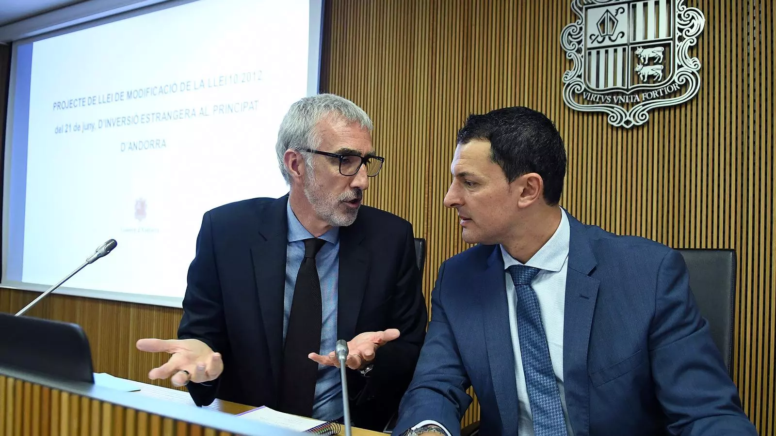 El ministre de Presidència, Economia i Empresa, Jordi Gallardo, i el secretari d'Estat, Èric Bartolomé.