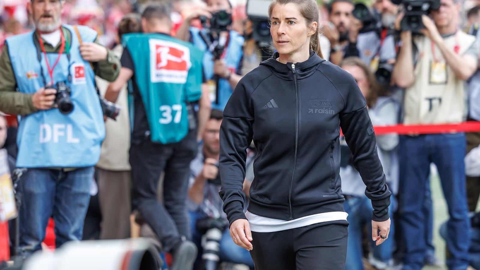The coach Marie-Louise Eta, of Union Berlin, during a Bundesliga match at the Stadion An der Alten Försterei.