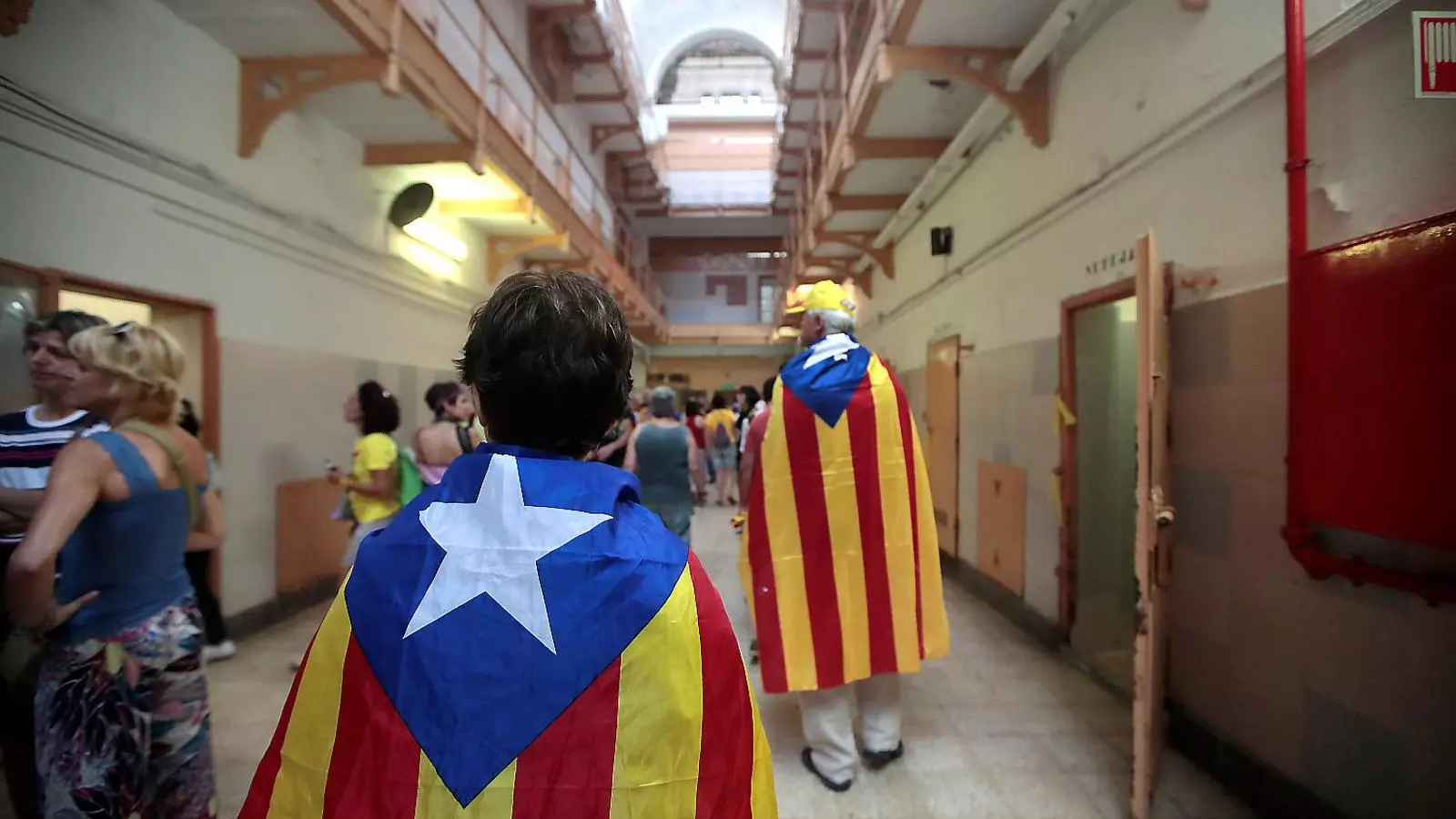 Membres de CDRs ocupant la presó Model ahir a la tarda, poc abans de la manifestació.