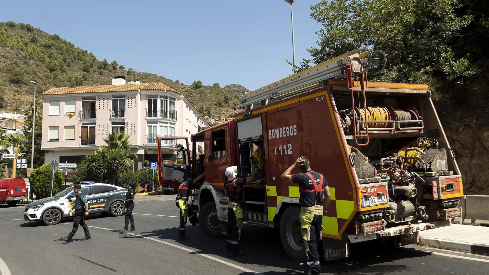 Bomberos trabajando durante la extinción de un incendio forestal en la provincia de Castellón