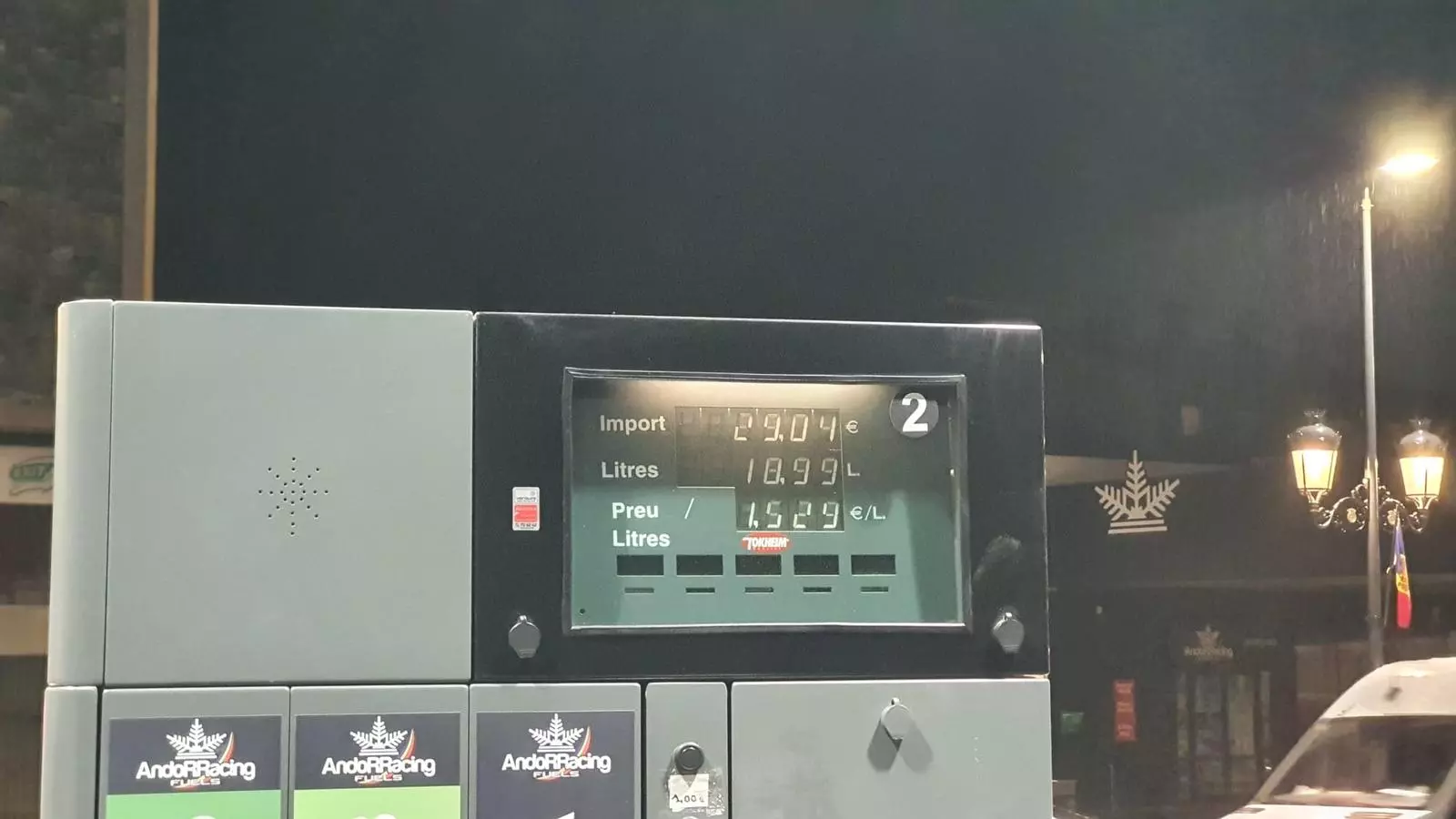 La pantalla d'informació d'una gasolinera després de fer gasolina.