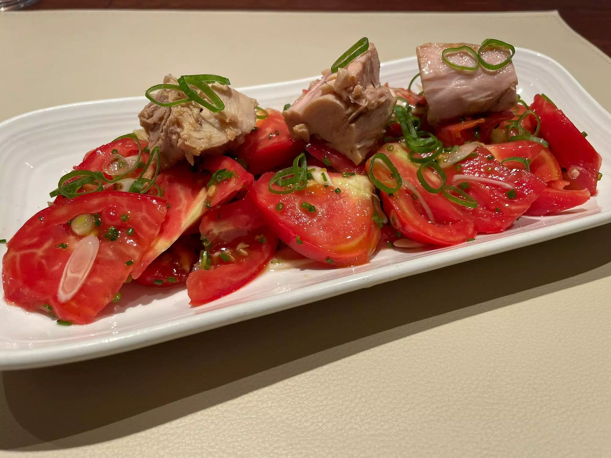 Amanida de tomàquets amb bonítol i piparres