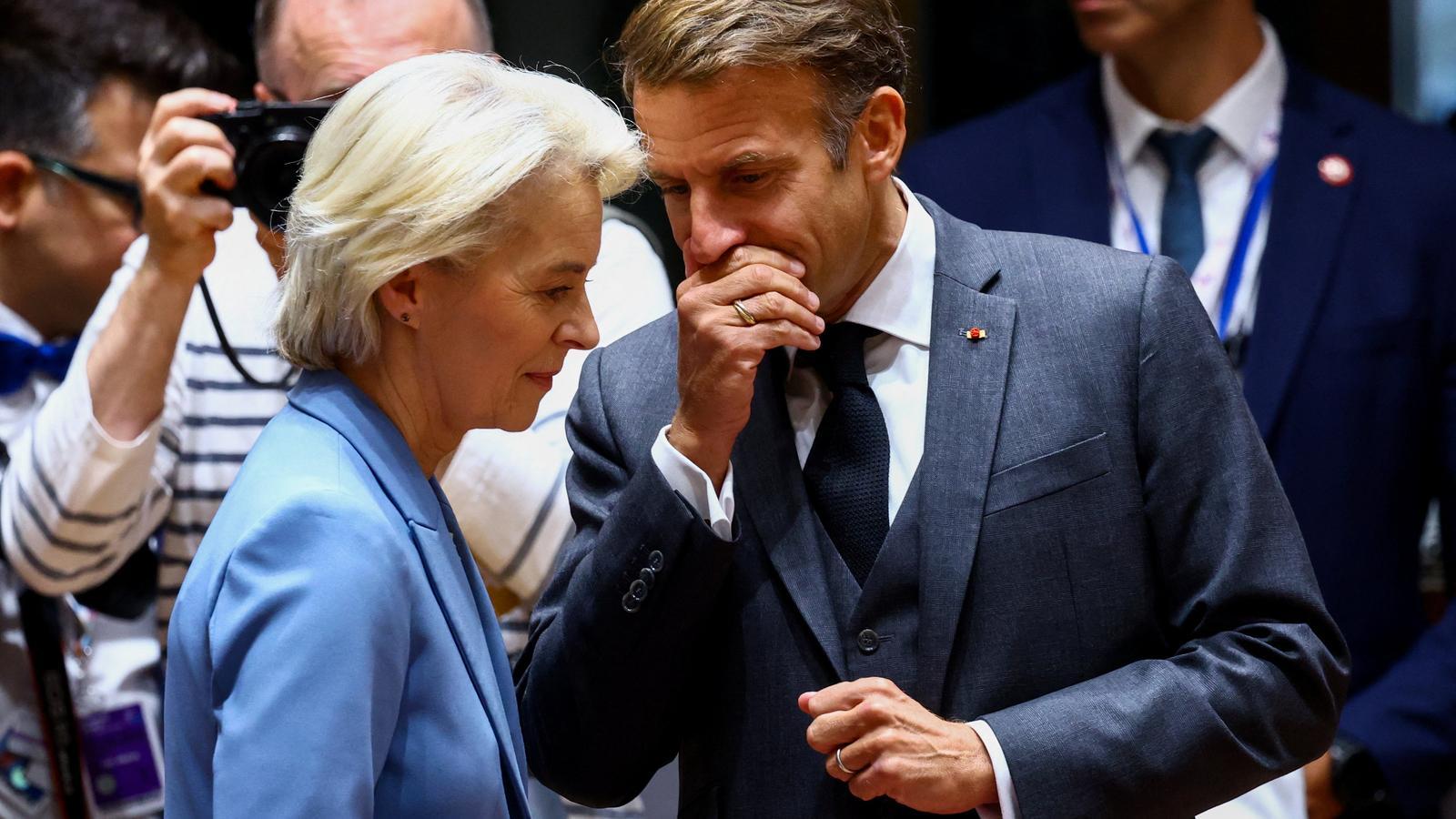 La presidenta de la Comisión Europea, Ursula von der Leyen, y el presidente francés, Emmanuel Macron, hablan el día de la cumbre de los líderes de la Unión Europea en Bruselas, Bélgica.