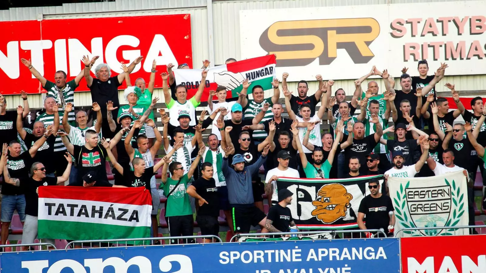 01. Aficionats del Ferencváros durant un partit europeu. 02. János Kuszmann va fugir d’Hongria i va jugar a l’Espanyol als 60.