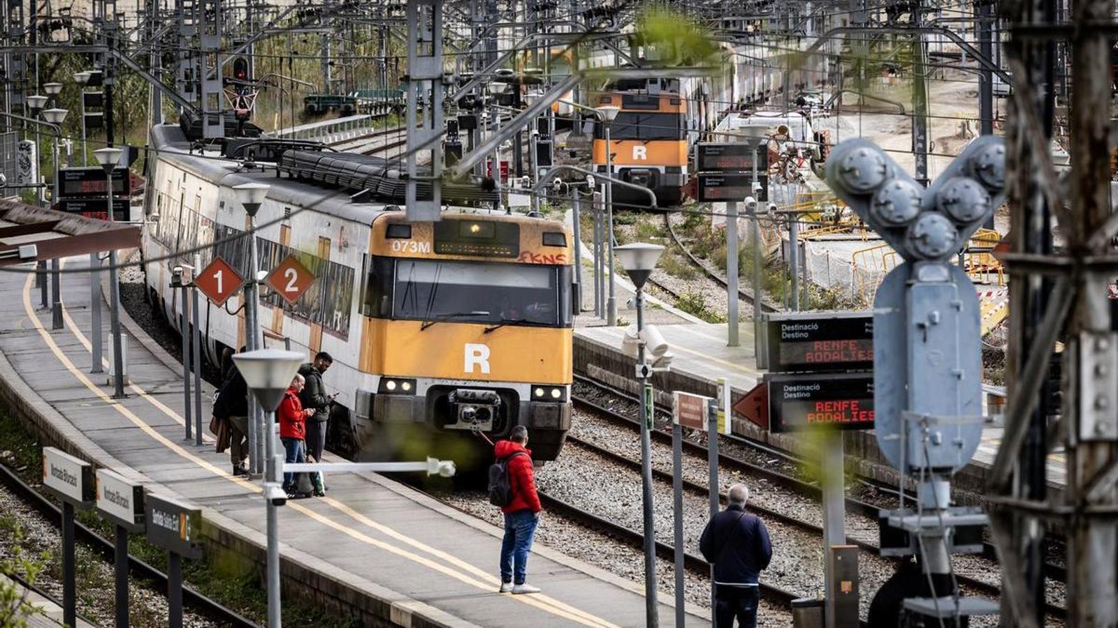 Trenes en la estación de Montcada Bifurcacio.