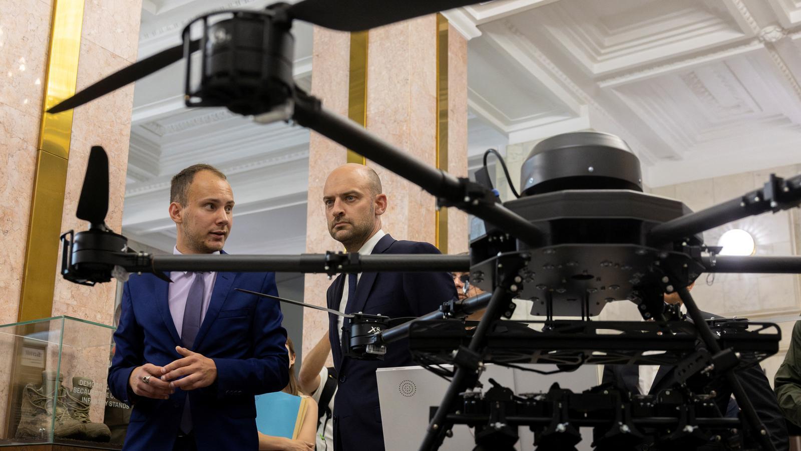 The foreign ministers of Europe and Ukraine, Jean-Noel Barrot and Andrii Sybiha, at an army exhibition in Kiev.