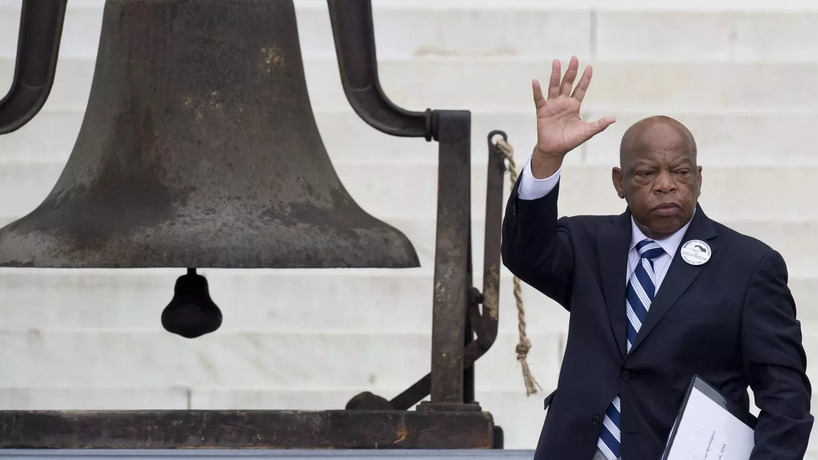 John Lewis saludant en l'acte commemoratiu dels 50 anys de la Marxa de Washington, el 28 d'agost del 2013