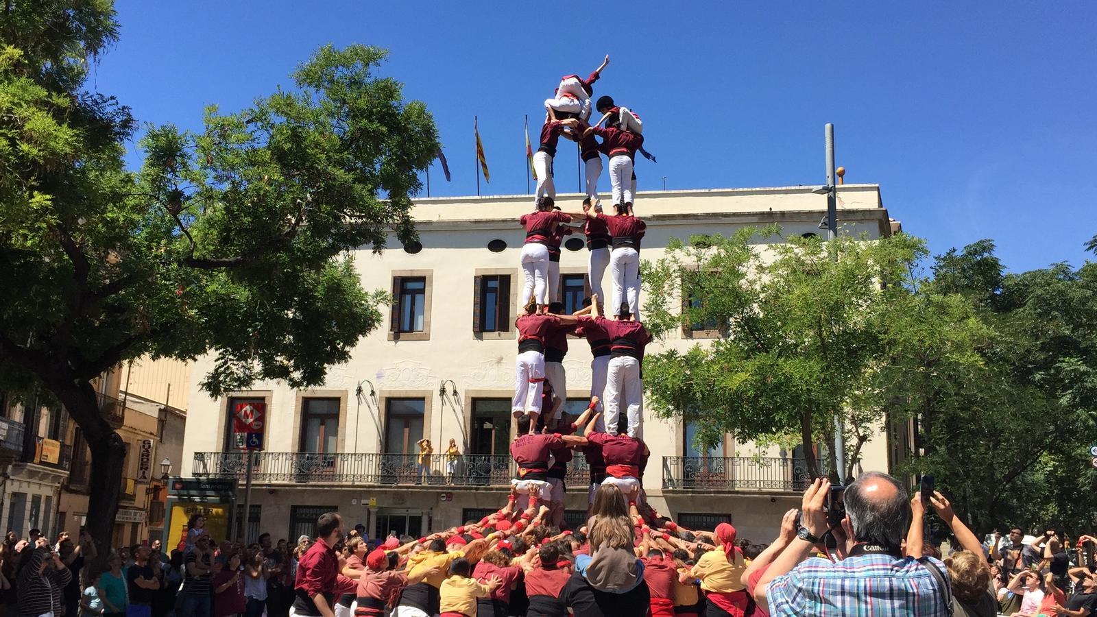 La Colla Castellera Jove de Barcelona descarrega el primer 5d7a del seu historial