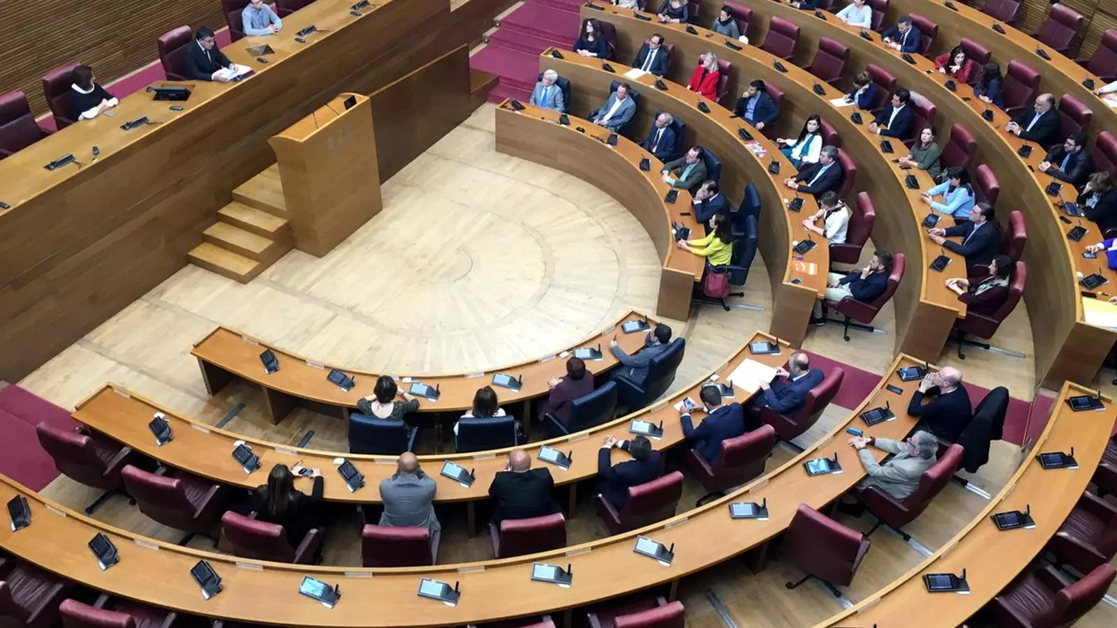 Les Corts Valencianes amb l'absència de tots els diputats del PP i la majoria de Cs