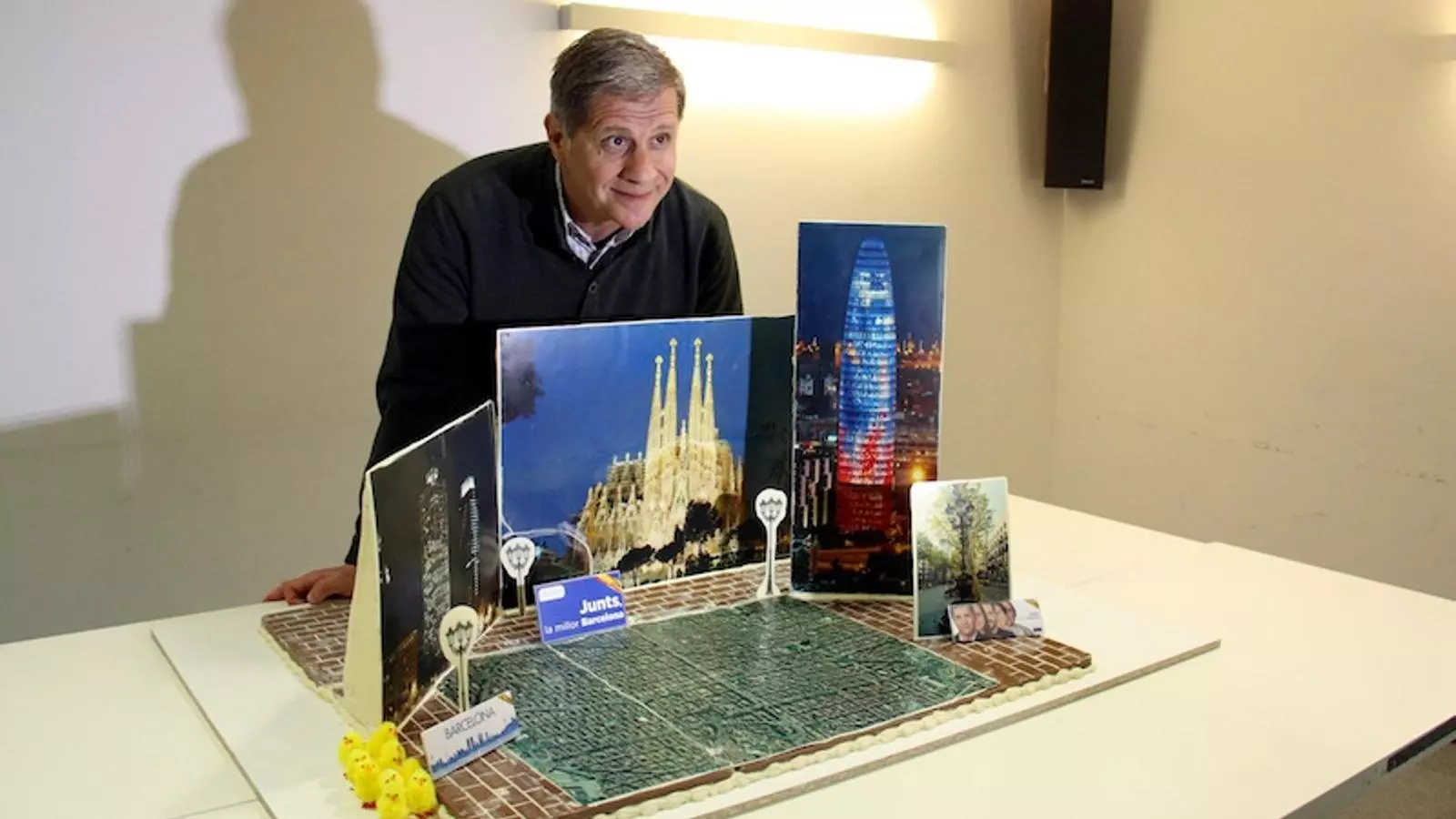 Alberto Fernández Díaz amb una mona de Pasqua que representa Barcelona / ACN