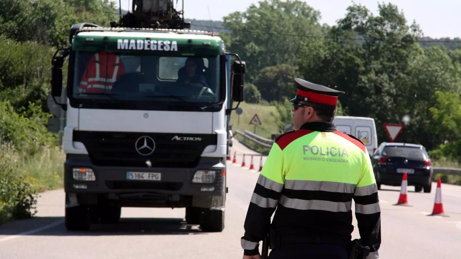 Mossos d'Esquadra fent controls a peu de l'N-II el maig del 2013, un mes després de l'entrada en vigor de les restriccions / ACN