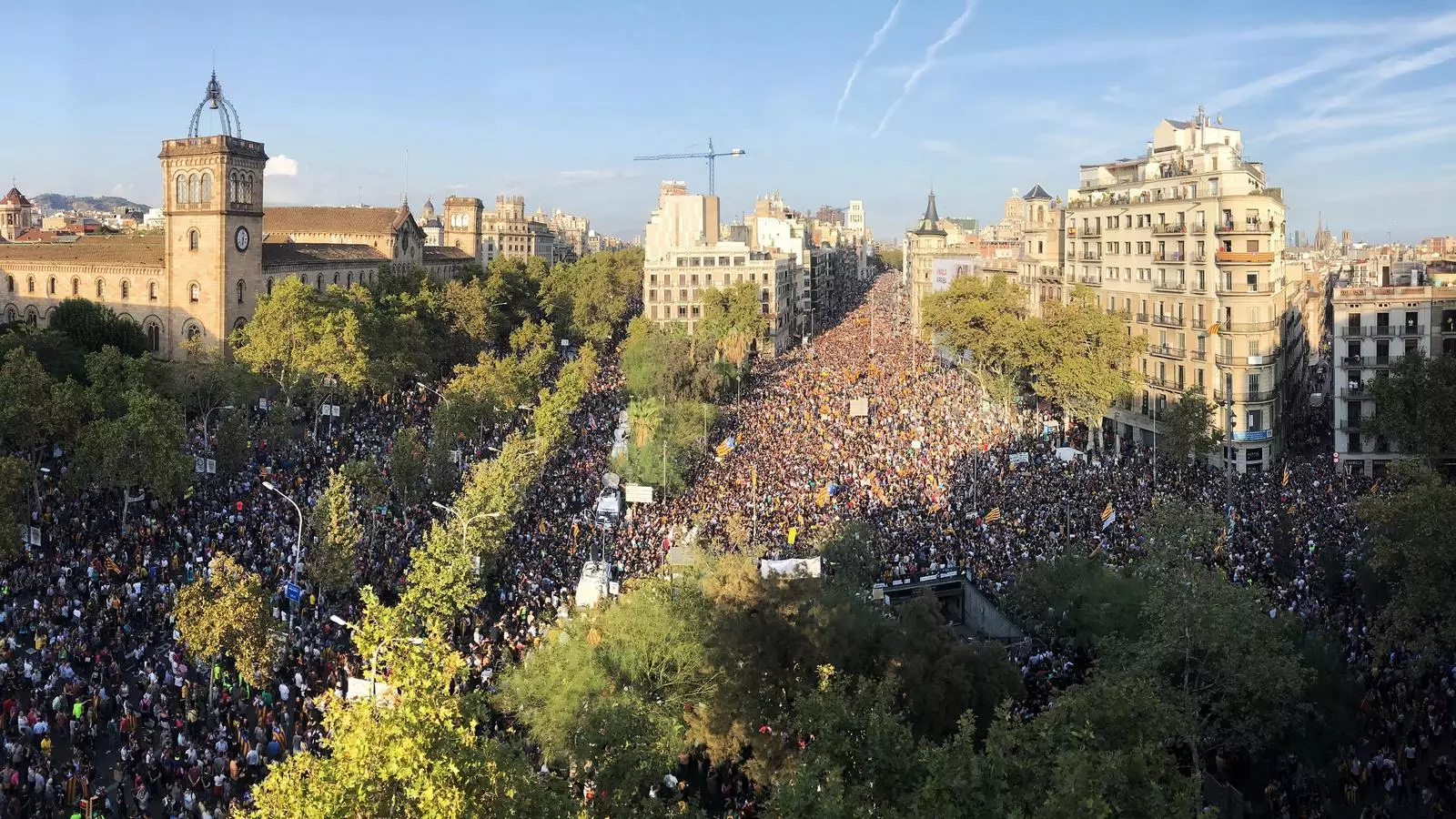 Imatge panoràmica de la plaça Universitat a l'inici de la concentració de la tarda