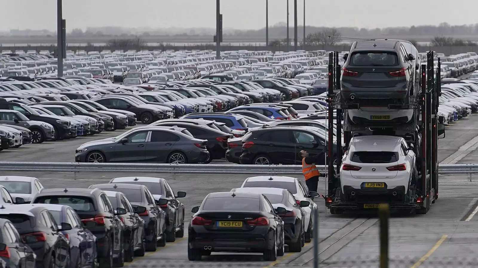 Milers de cotxes produïts a Alemanya aparcats al port britànic de Grimsby. La crisi ha reobert el debat sobre el model de producció.