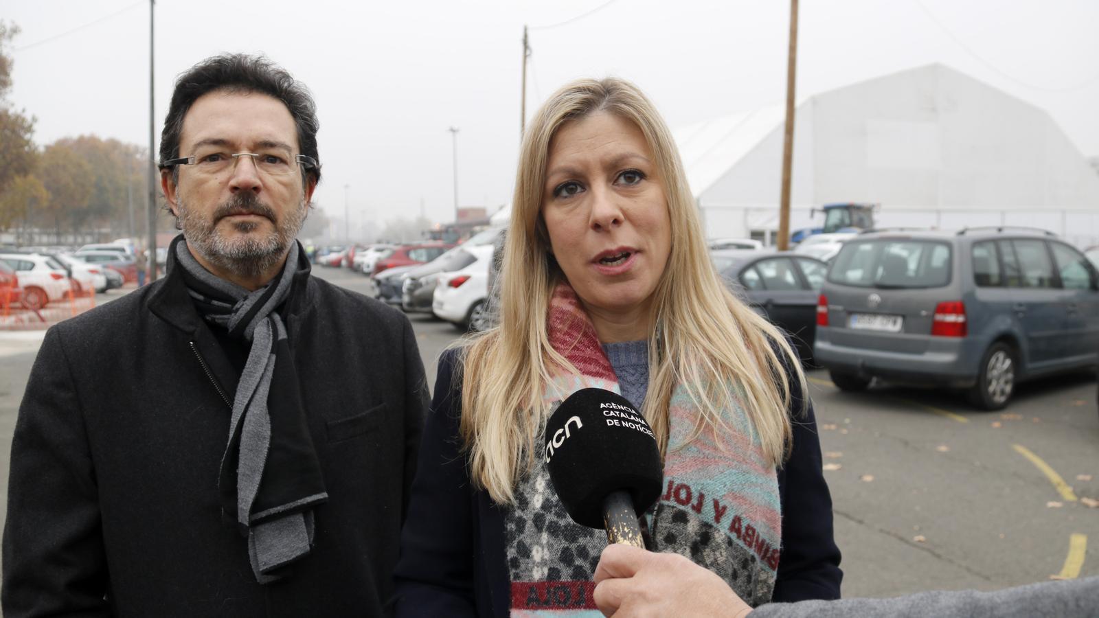 La diputada en el Parlament de Junts Jeannine Abella y el diputado del partido en el Congreso Isidre Gavín durante una atención a los medios en Lleida