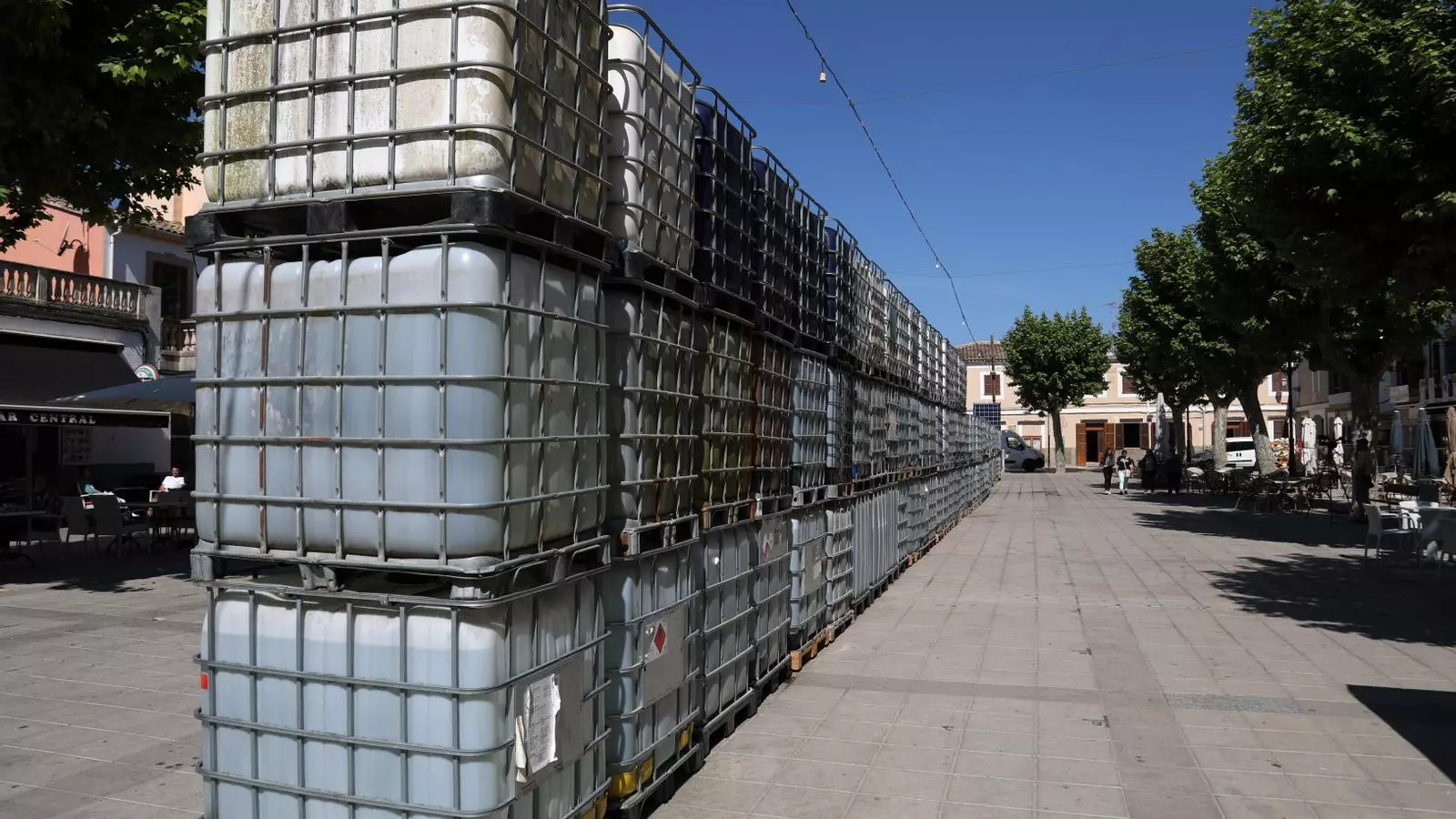 El mur d'aigua del Mediterrani de Santiago Sierra a Artà