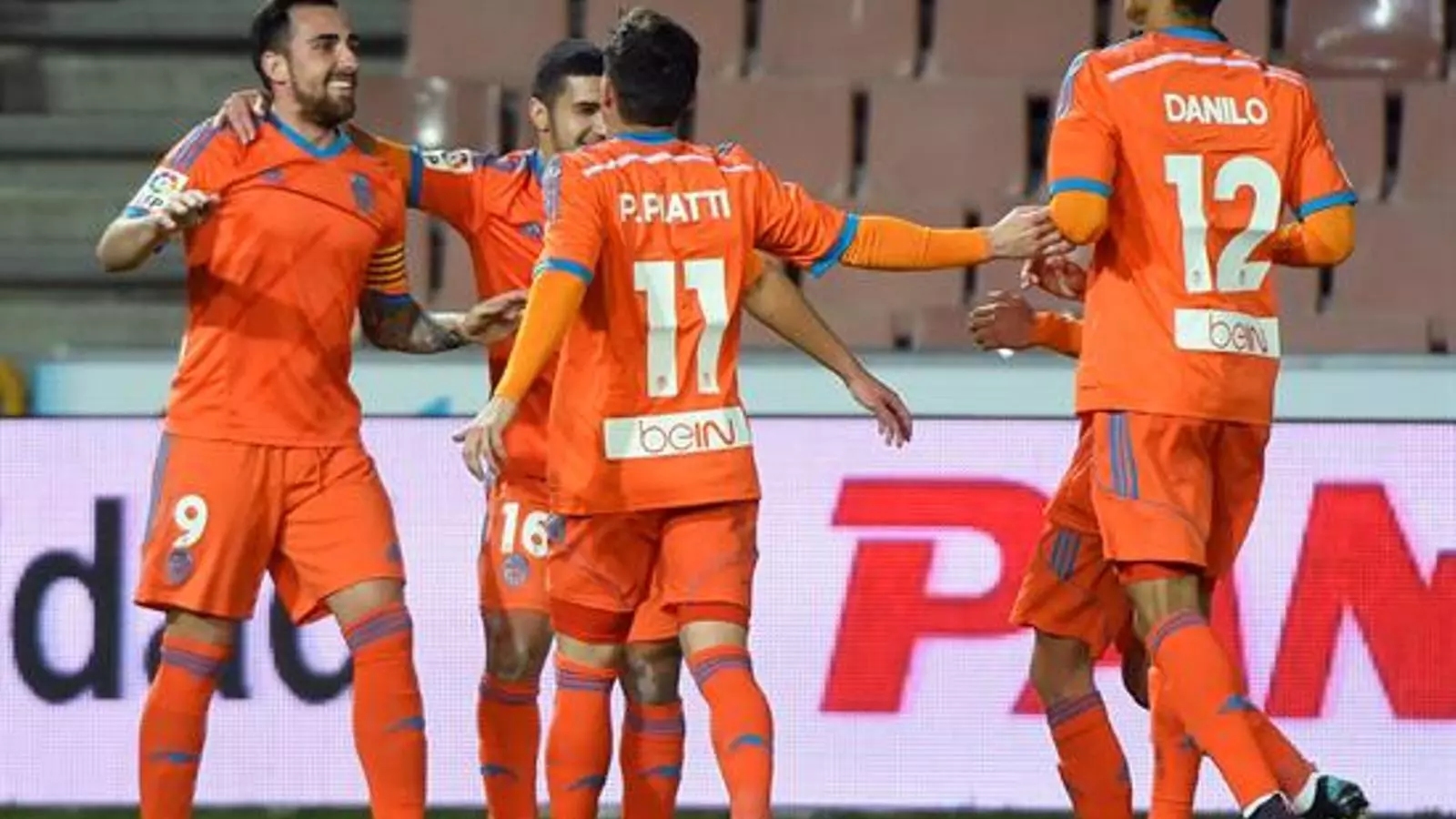Els jugadors del València, celebrant un gol