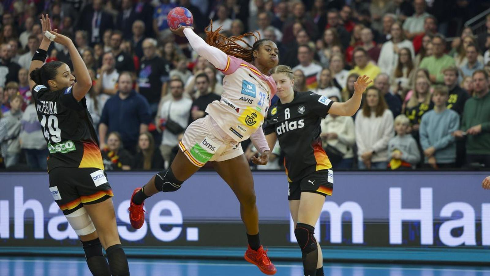 España durante el partido contra Alemania en el Mundial de balonmano femenino