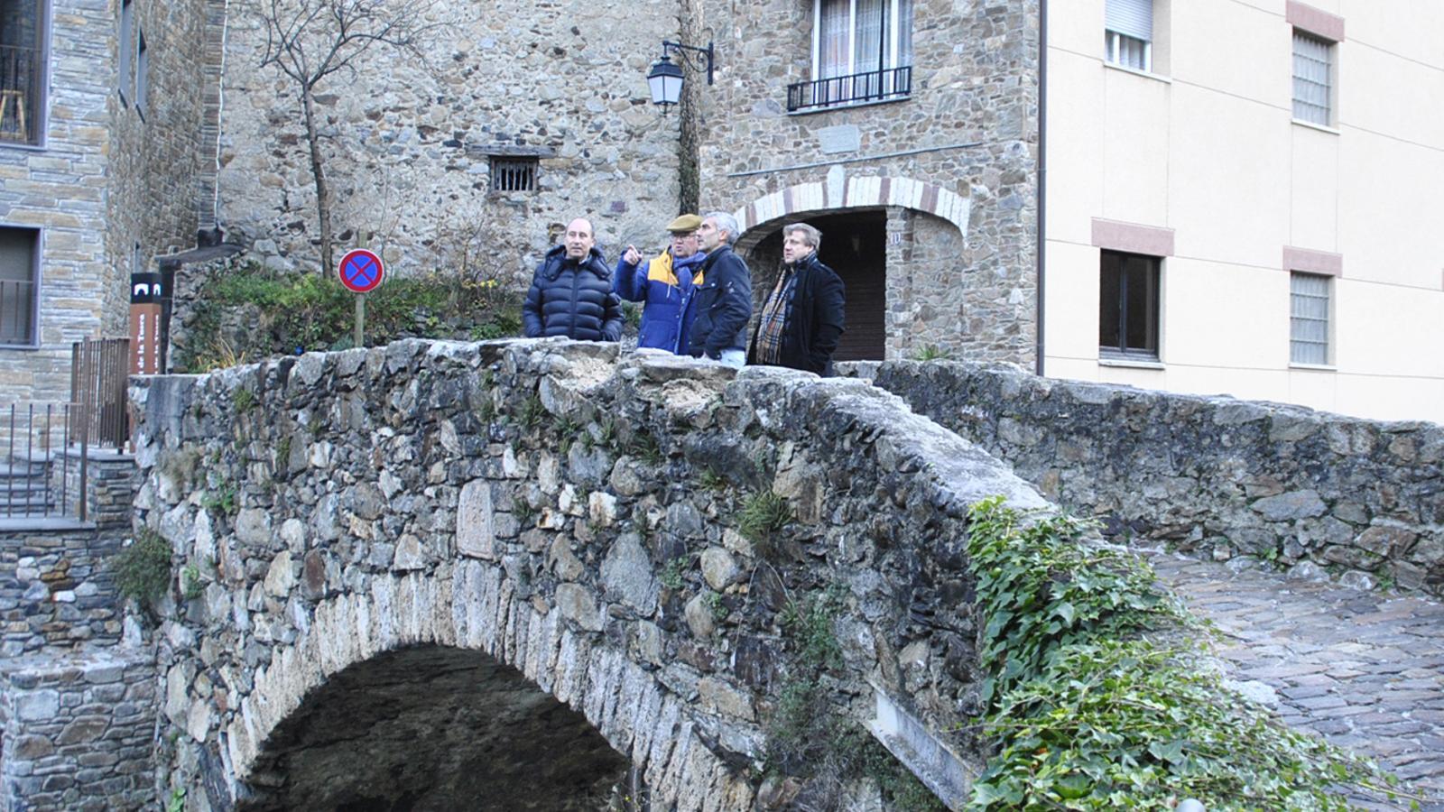 Alguns membres de la candidatura de Ld'A+Independents d'Escaldes-Engordany visiten el Pont de la Tosca./M.B.
