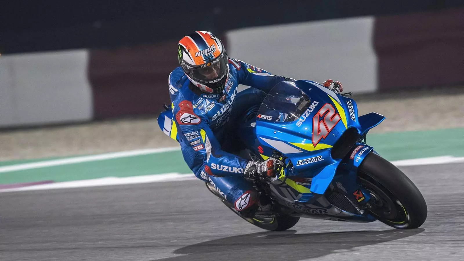 El pilot català de MotoGP Álex Rins rodant a Doha en un dels tests de pretemporada de motociclisme.