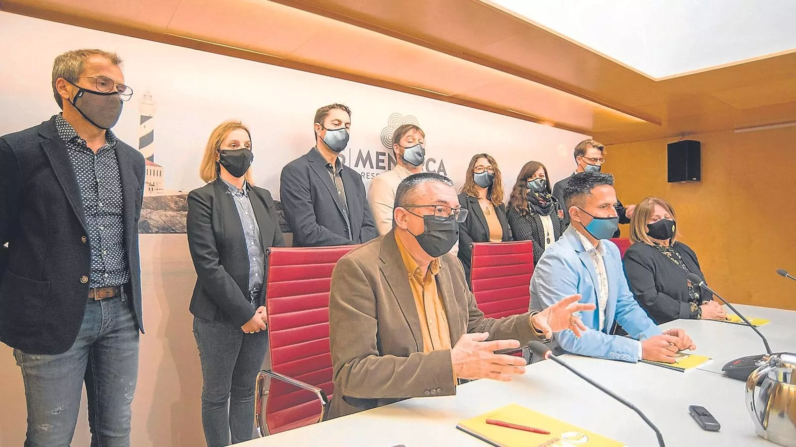 Roda de premsa dels membres de Més per Menorca anunciant la renúncia als seus càrrecs.