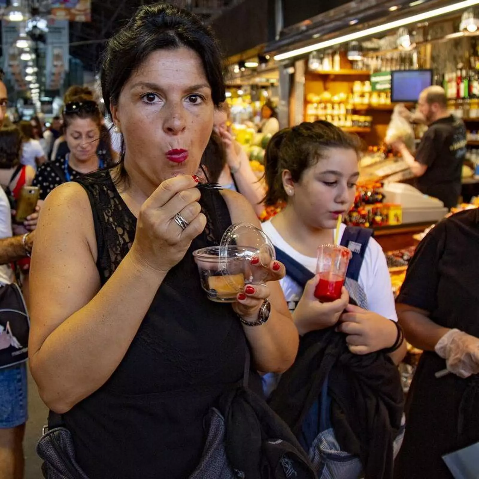 Una turista en el mercado de la Boquería de Barcelona en una imagen de archivo.