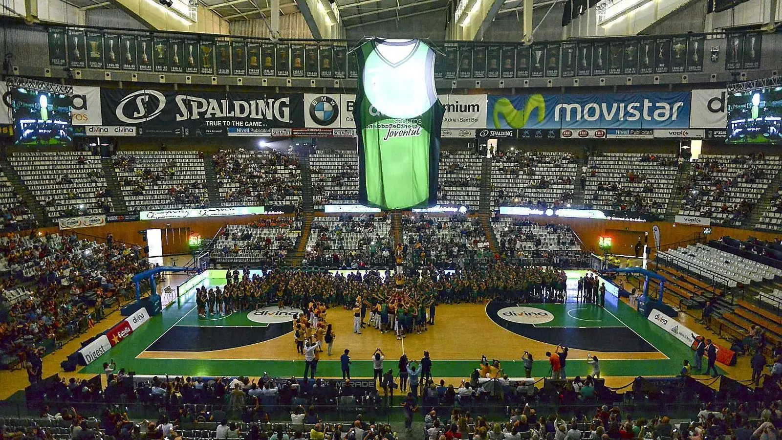 Tots els jugadors de les categories inferiors de la Penya van participar en la cerimònia per presentar l’equip.