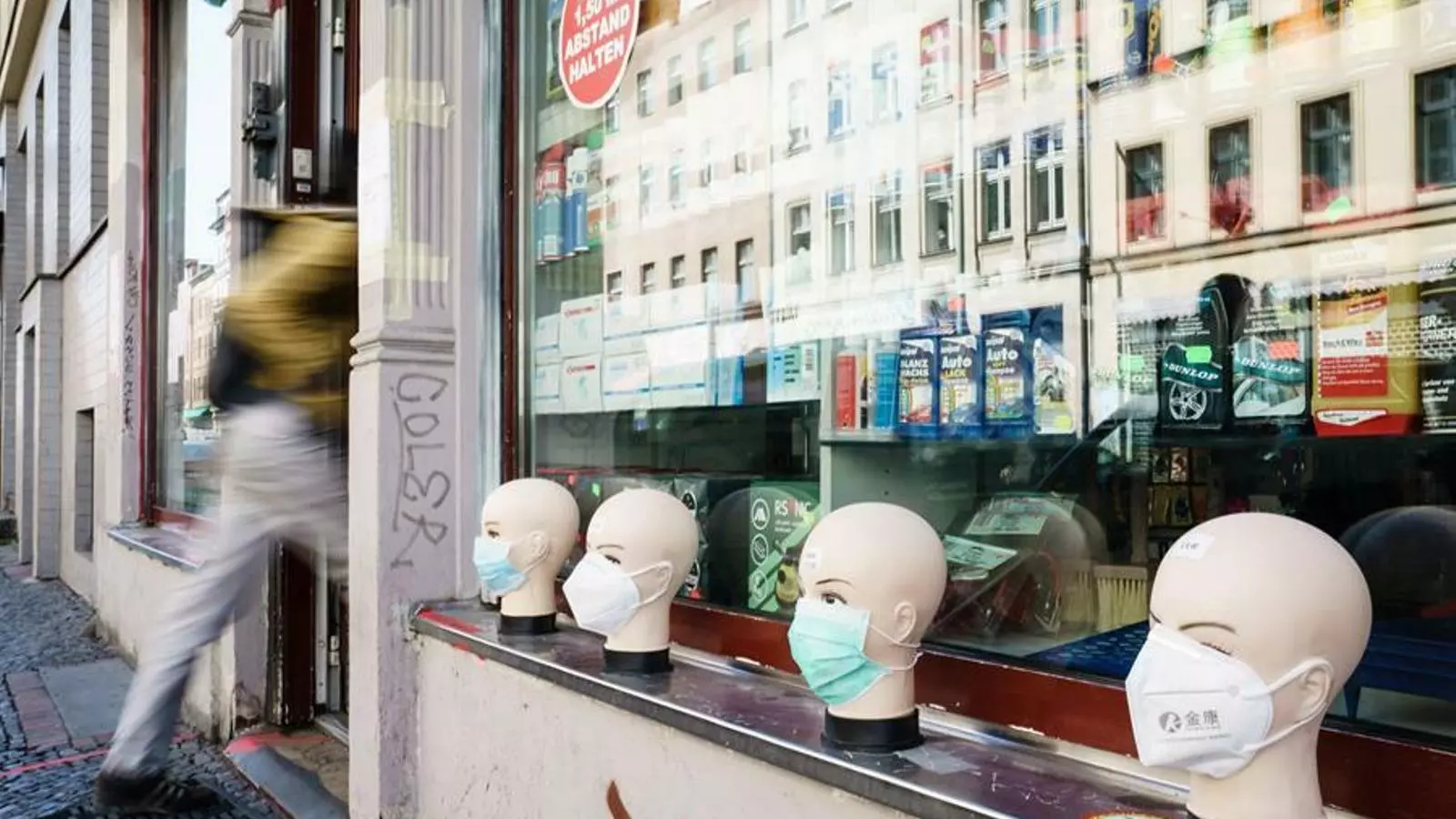 Mascaretes de protecció en venda en l'aparador exterior d'una botiga de Berlín