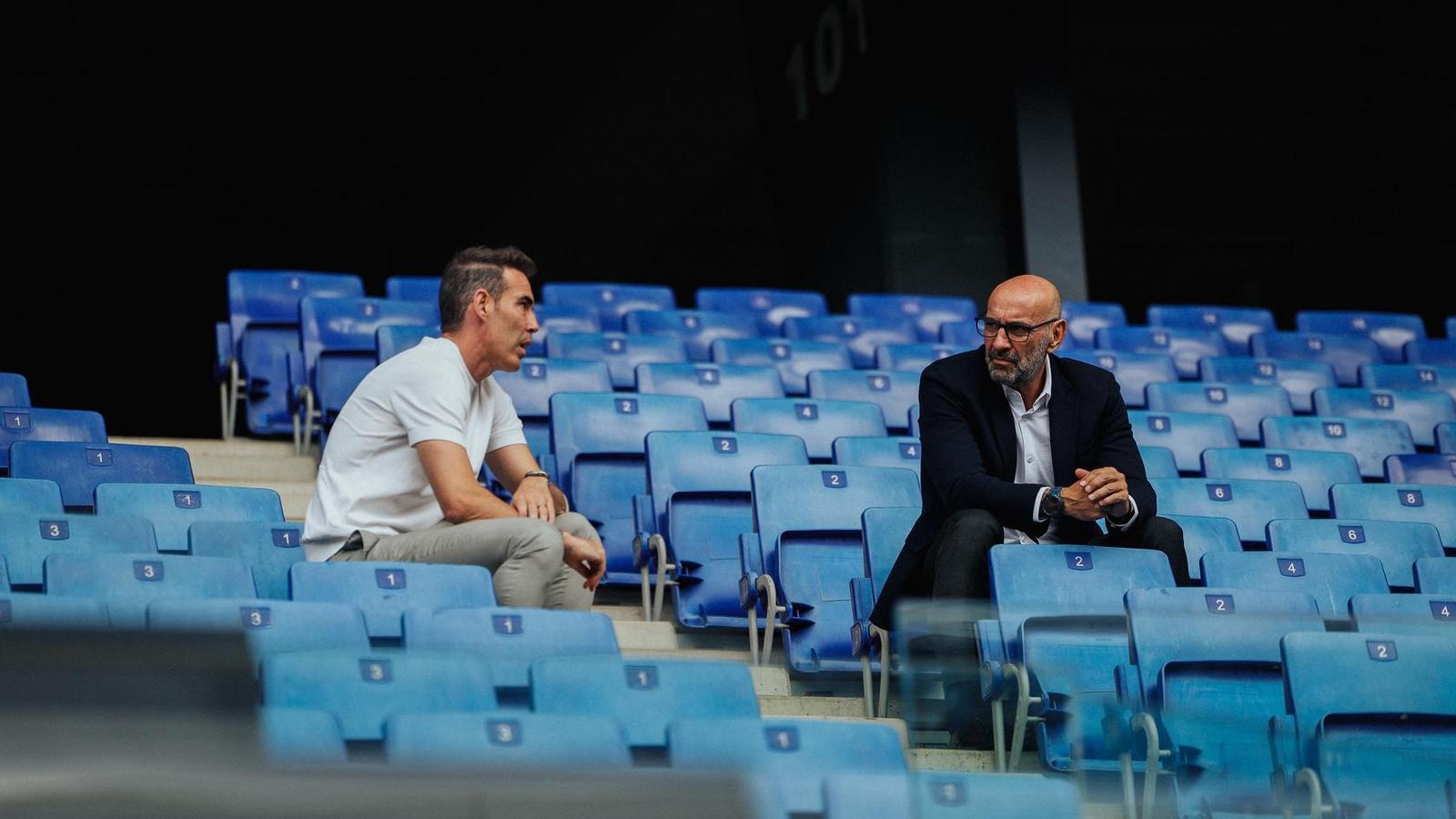 Monchi with Fernando Navarro in the stands of the RCDE Stadium.