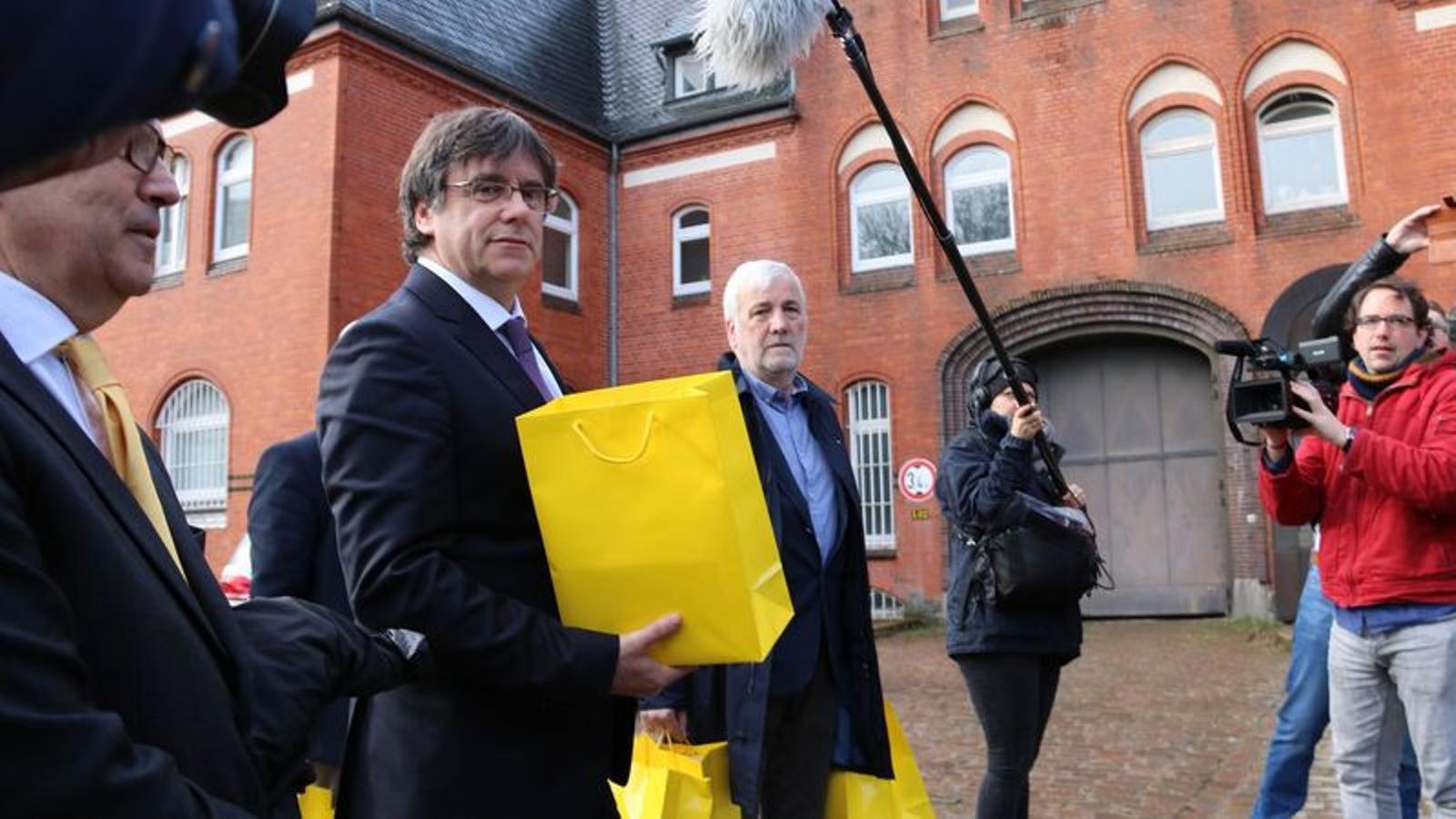 Carles Puigdemont abans d'entrar a la presó de Neumünster, després de ser detingut a Alemanya el març de 2018