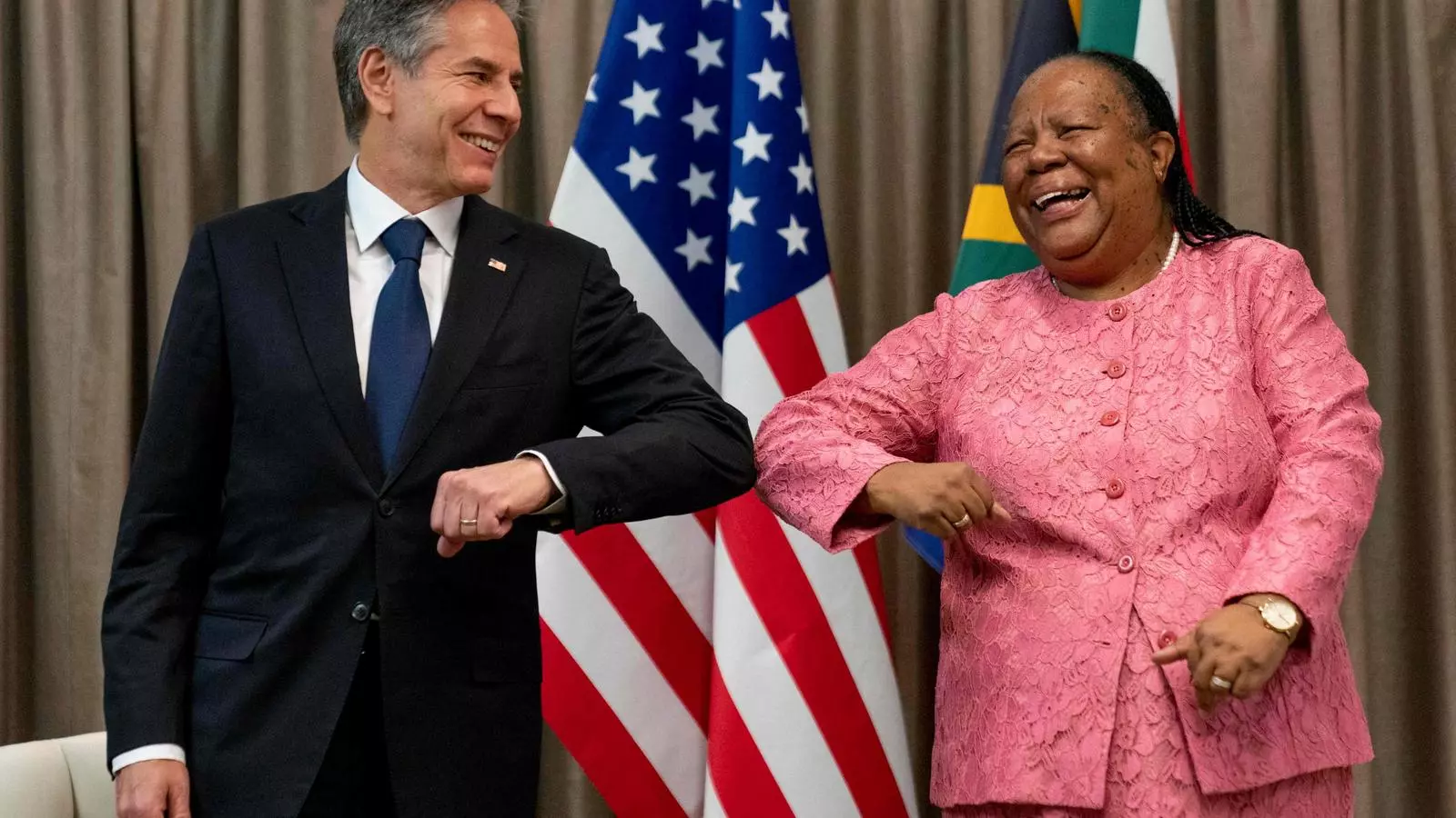 El secretario de Estado de los EE.UU., Antony Blinken, y la ministra de Exteriores de Suráfrica, Naledi Pandor, durante la visita en Pretoria (Suráfrica) de la cabeza de la diplomacia norteamericana .