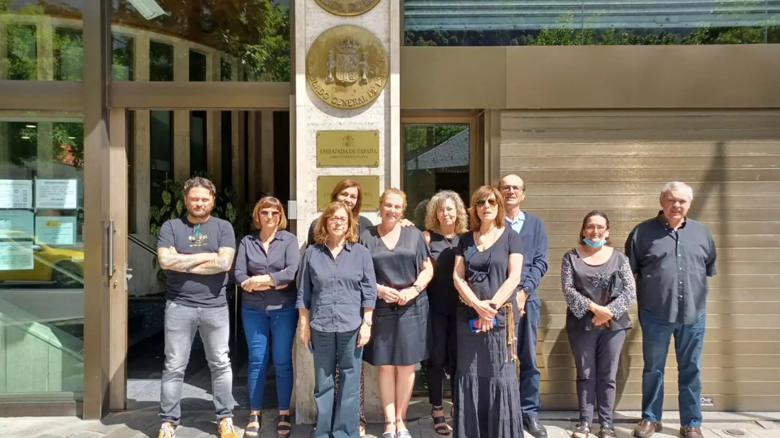 Els treballadors espanyols que s'han concentrat a l'ambaixada.