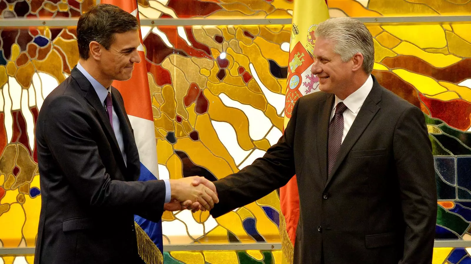 Pedro Sánchez i Miguel Díaz-Canel encaixen les mans al Palau de la revolució a L'havana.