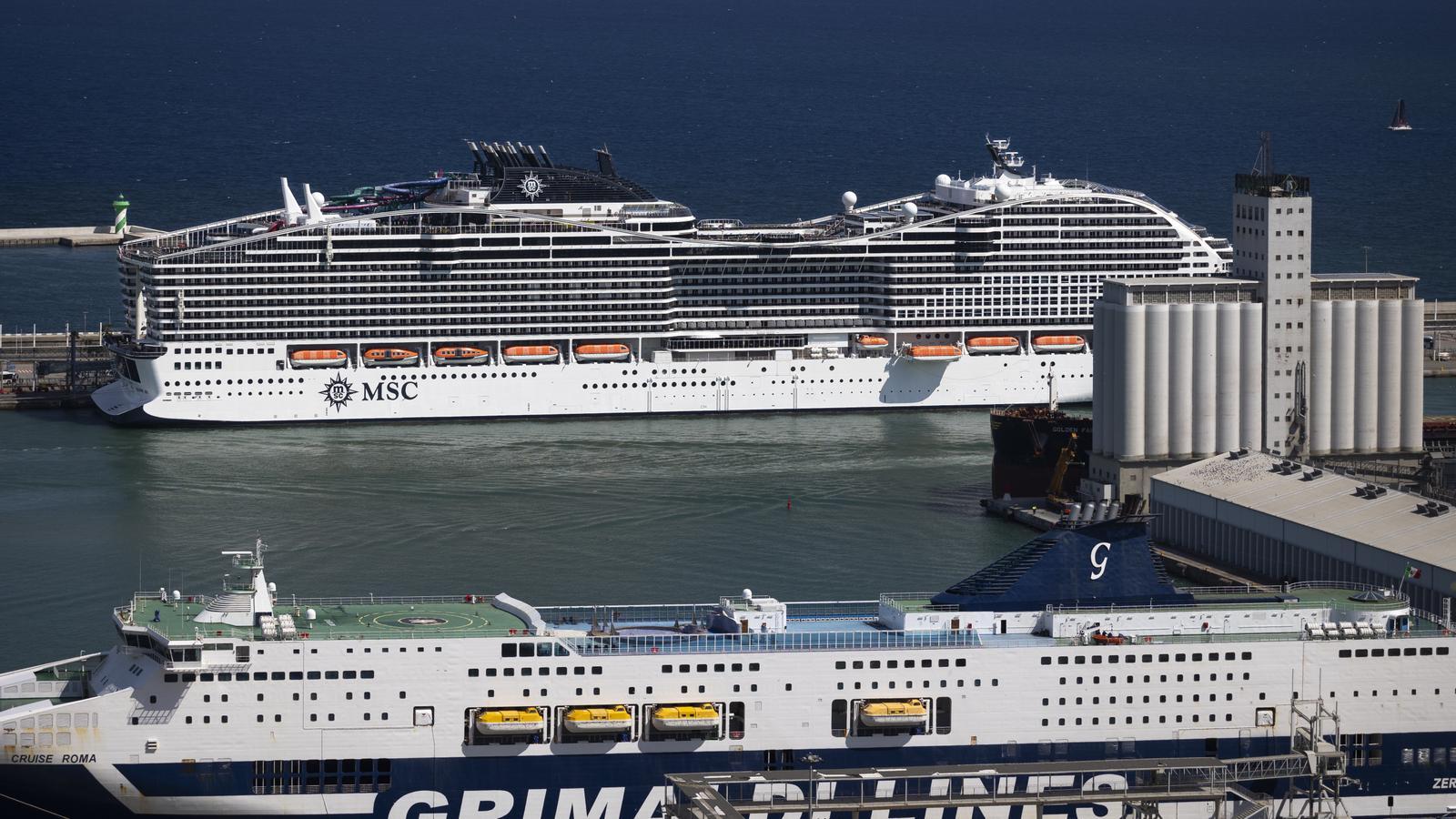 Dos cruceros amarrados en el Puerto de Barcelona.