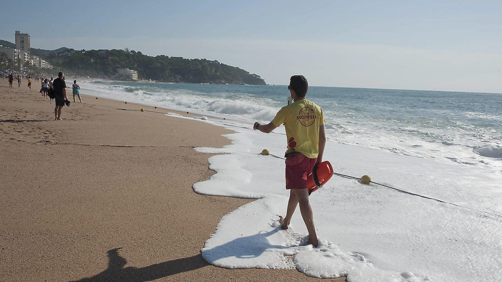 A lifeguard ensures that no one enters the sea in Lloret.